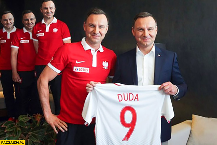 Przekazanie koszulki piłkarskiej face swap Andrzej Duda z Andrzejem Dudą