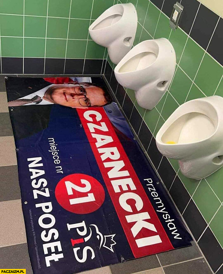 Przemysław Czarnecki plakat baner wyborczy na podlodze w kiblu pisuary
