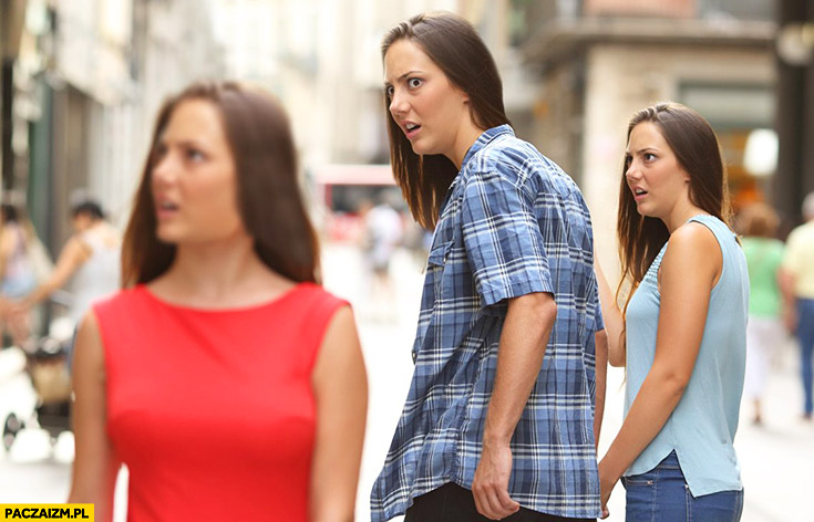 Przeróbka mema chłopak ogląda się za dziewczyną w czerwonej sukience
