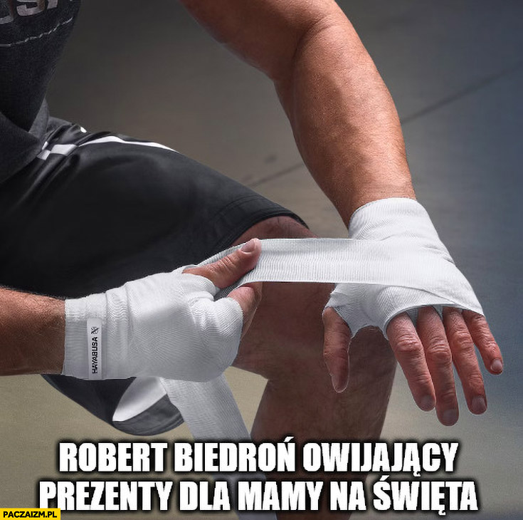 Robert Biedroń owijający prezenty dla mamy na święta