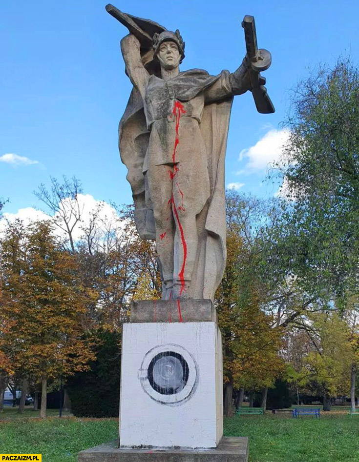 Rosyjski sowiecki pomnik żołnierza dorysowana pralka