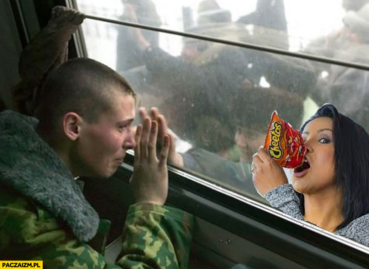 Rosyjski żołnierz jedzie na wojnę, jego dziewczyna je cheetosy czitosy