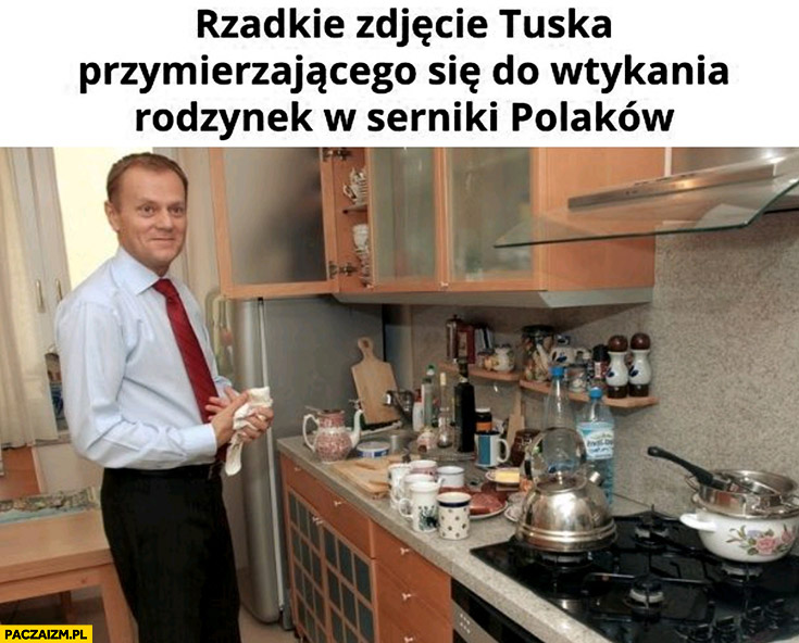 Rzadkie zdjęcie Tuska przymierzającego się do wtykania rodzynek w serniki Polaków
