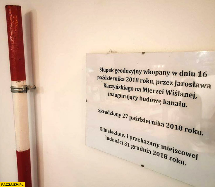 Słupek geodezyjny wkopany przez Jarosława Kaczyńskiego, skradziony potem odnaleziony i przekazany miejscowej ludności