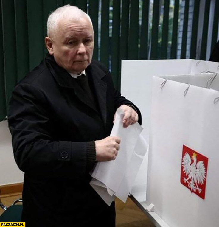 Smutny Kaczyński głosuje w lokalu wyborczym