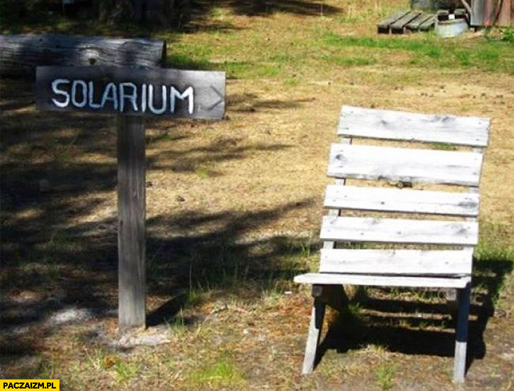 Solarium drewniana ławka na słońcu