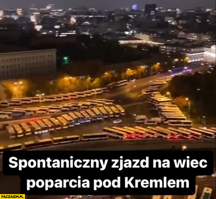 Spontaniczny zjazd na wiec poparcia pod Kremlem mnóstwo autokarów autobusów na parkingu