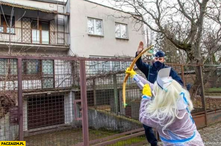 Strzela z luku o domu Kaczyńskiego przebieraniec cosplay policjant