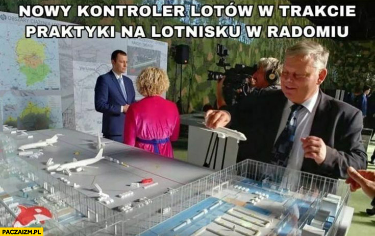Suski nowy kontroler lotów w trakcie praktyki na lotnisku w Radomiu