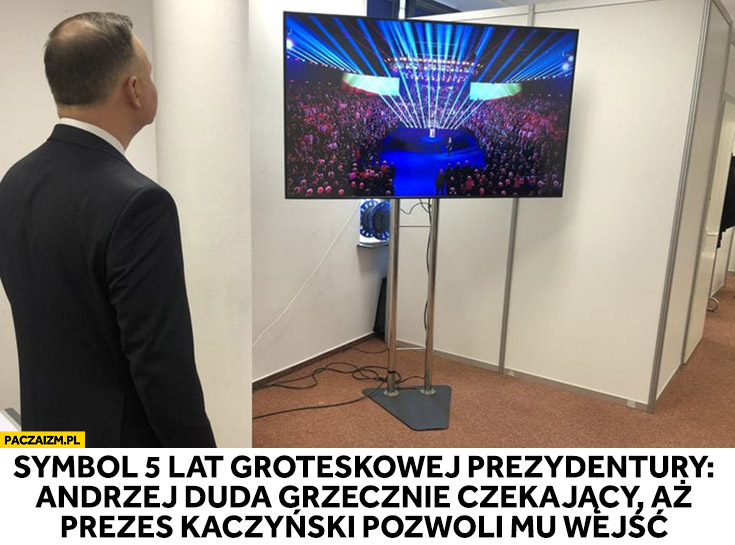 Symbol 5 lat groteskowej prezydentury: Andrzej Duda grzecznie czekający aż prezes Kaczyński pozwoli mu wejść