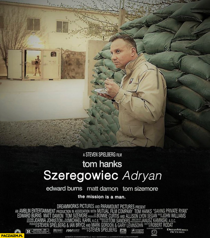 Szeregowiec Adryan Andrzej Duda je sałatkę oparty o worki plakat filmowy