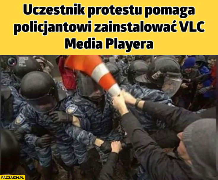Uczestnik protestu pomaga policjantowi zainstalować VLC media player