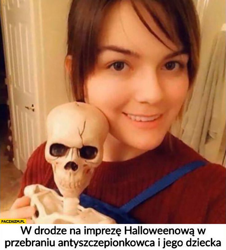 W drodze na imprezę halloweenowa w przebraniu antyszczepionkowca i jego dziecka szkielet trup kościotrup