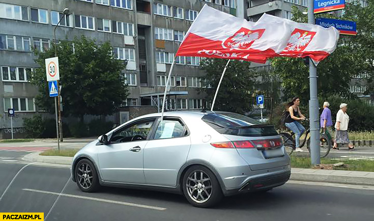 Wielkie flagi Polski przyczepione do auta samochodu Honda Civic
