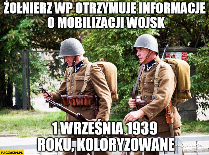 Żołnierz Wojska Polskiego otrzymuje informacje o mobilizacji wojska 1 września 1939 roku, koloryzowane. Odczytuje na telefonie smartfonie defilada